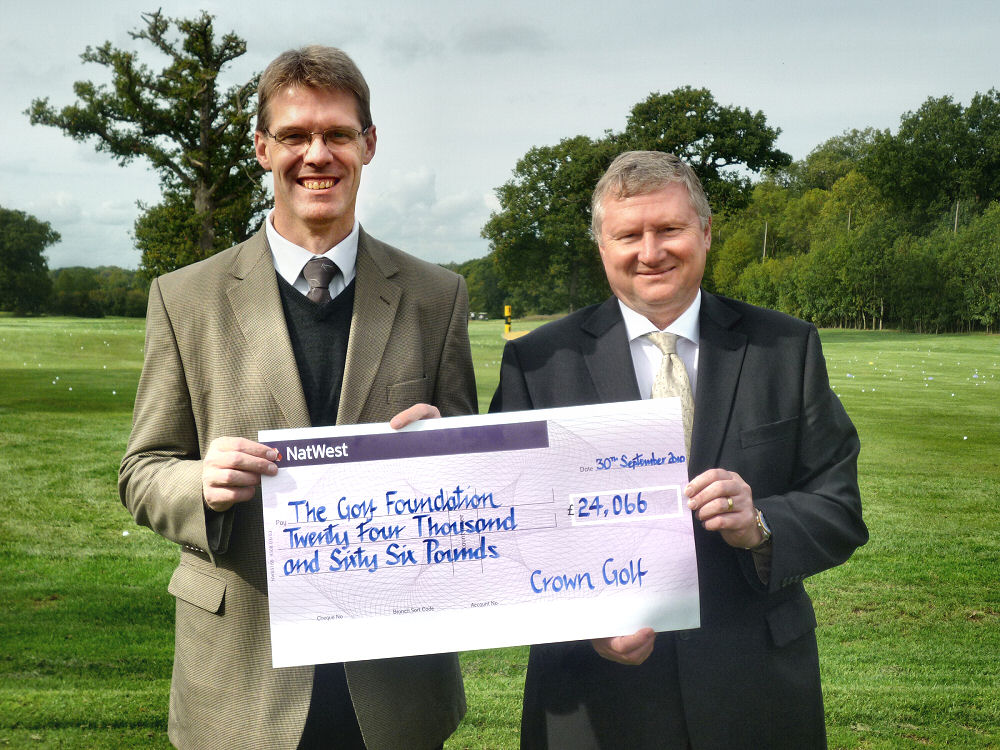 CrownGolf_GolfFoundation_Donation2010_01_small