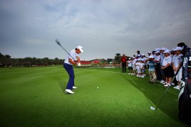 Matteo Manassero entertains ‘Future Falcons’ at Abu Dhabi Golf Club’s famous 18th holemod