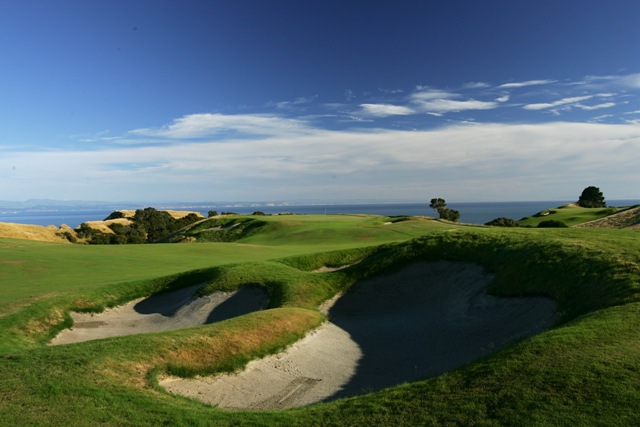 HAWKES BAY,- JANUARY 07: The 420 yard par 4, 5th hole at Cape Kidnappers, on January 07, 2005, in Hawkes Bay,  New Zealand.  (Photo by David Alexander/Getty Images)