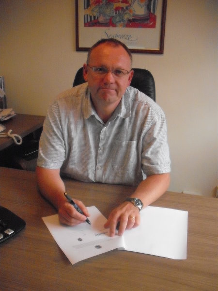 Golfbidder signing agreement