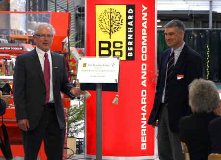 Bernhard Patrick Finlen & Peter Todd unveiling plaque (IMG_6766)