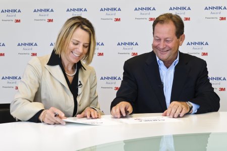 Photo Caption_ LPGA legend Annika Sorenstam and 3M Chairman, President and CEO Inge Thulin at signing event for 3M sponsorship of the ANNIKA Foundation