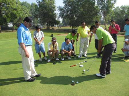 Mark Holland (left) conducts a putting clinic
