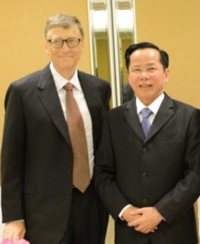 Bill Gates with Le Van Kiem in Singapore.014_9688-578×386