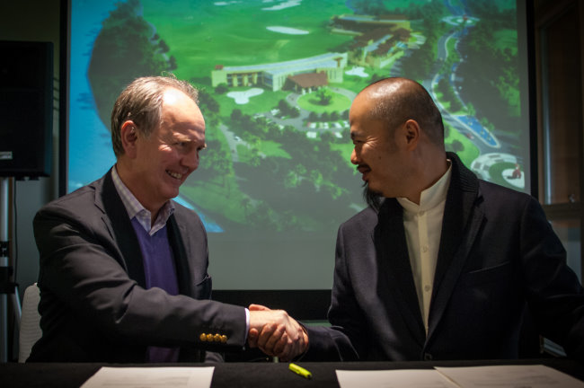 StAL_Island_Announcement_Euan Loudon and Han Zi Ding shake hands after signing agreement