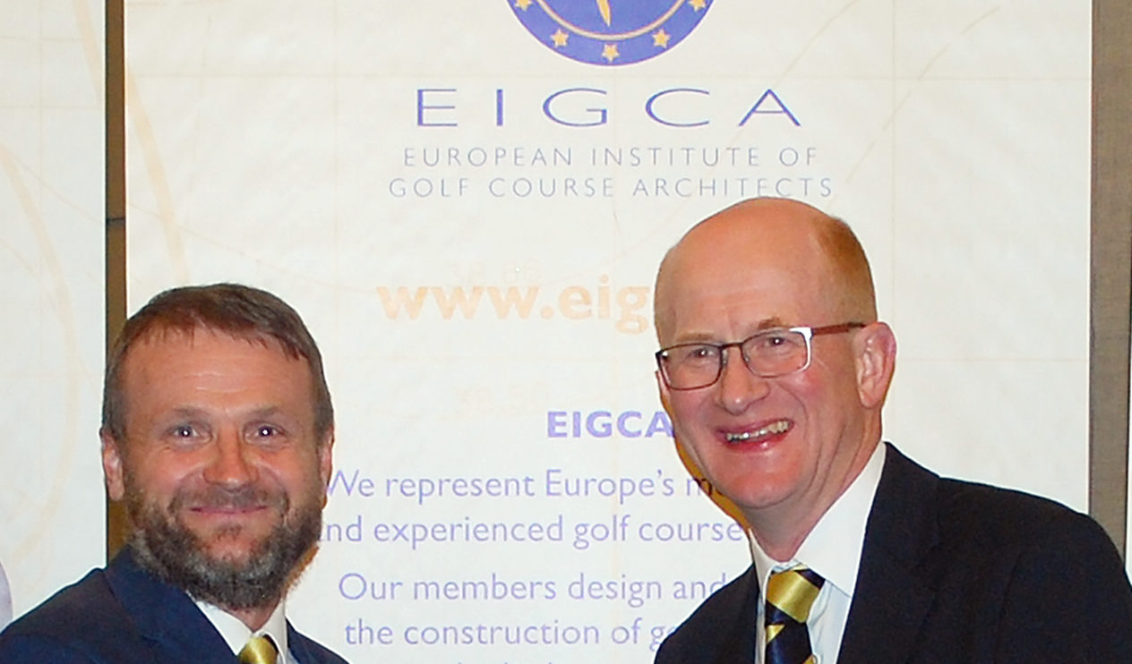 Tom Mackenzie (let) passes EIGCA Presidency to Ross McMurray