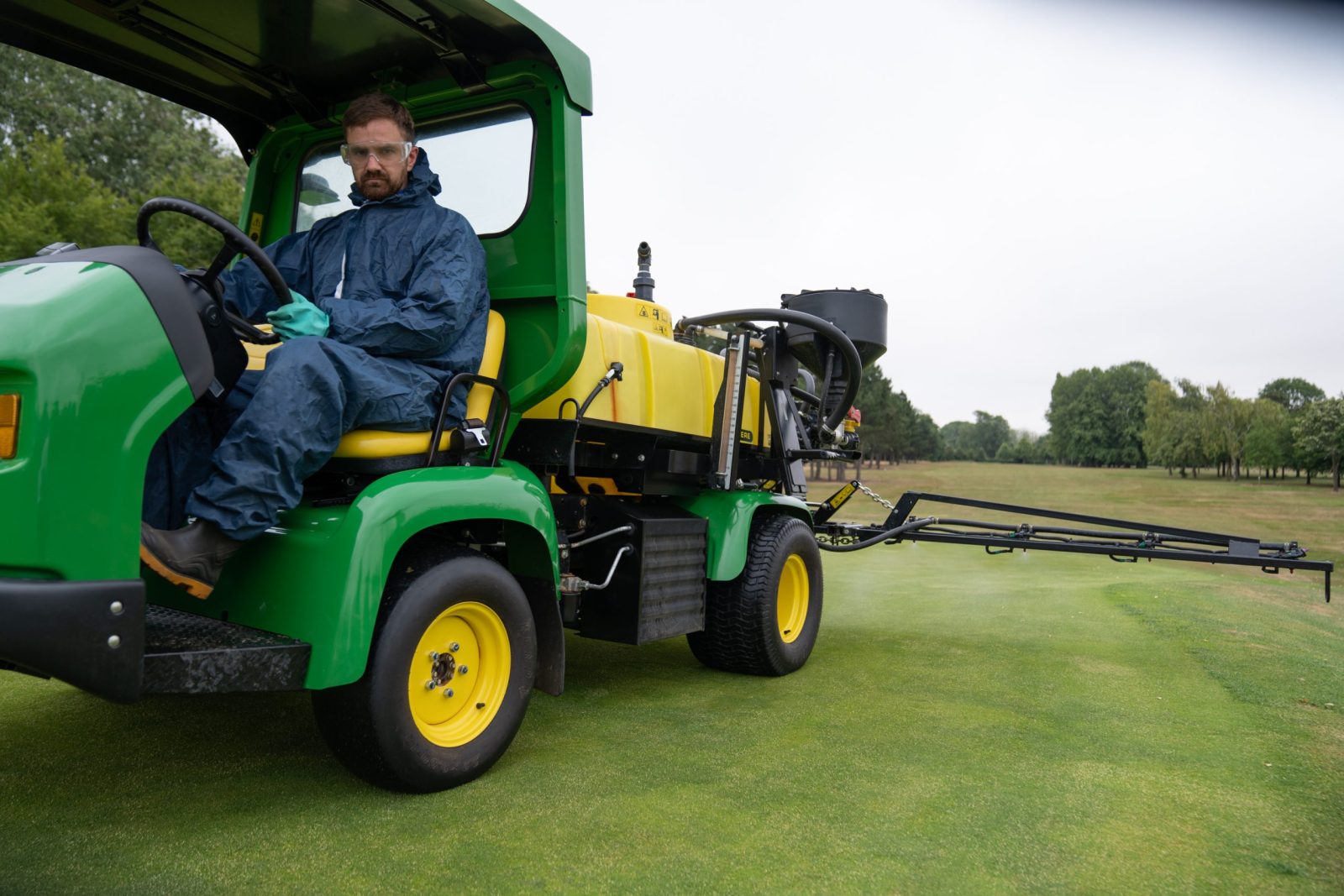 Steve-Hardy-spraying-a-green-at-TLGC-with-the-John-Deere-HD200
