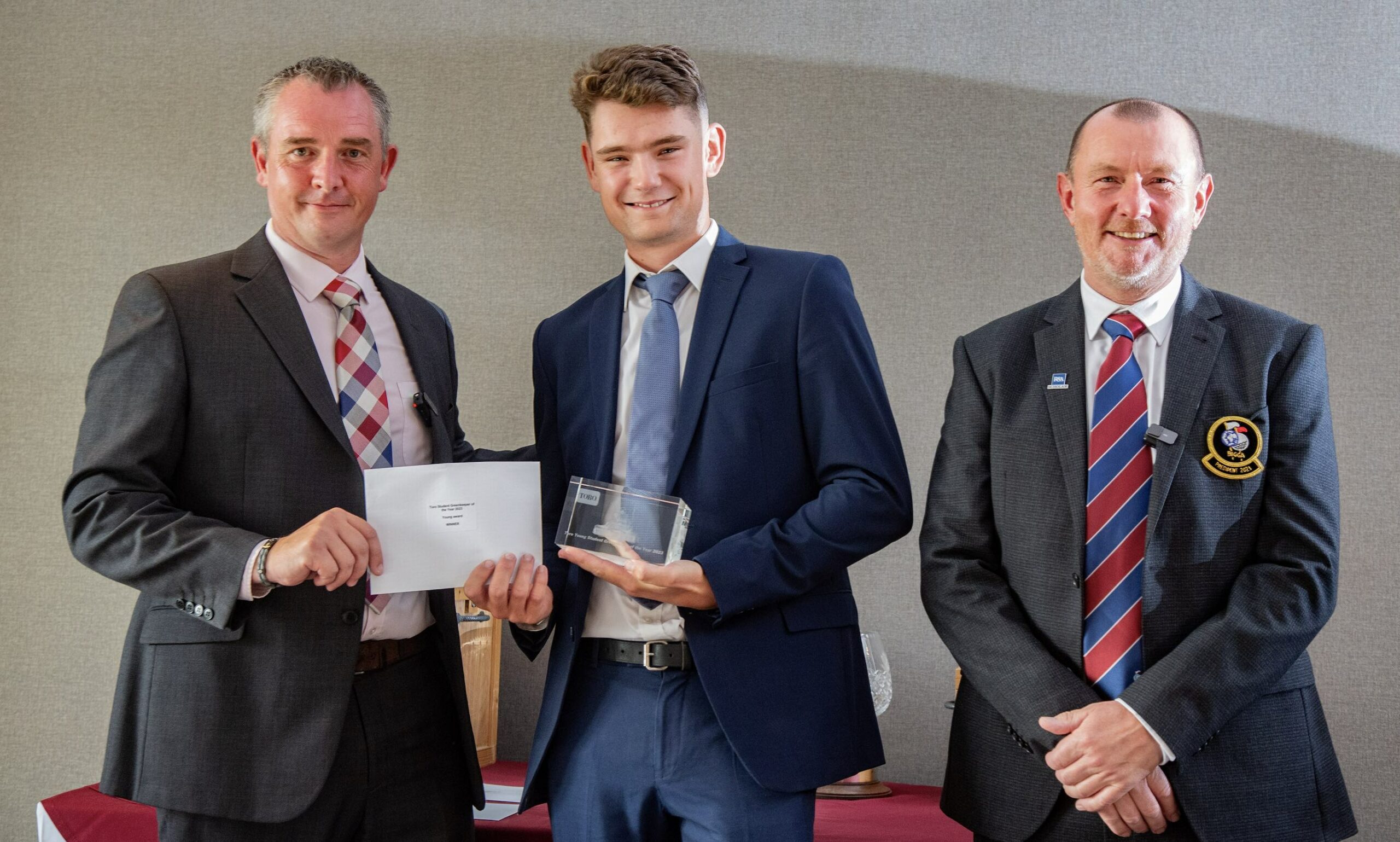 Daniel Martin receives his Toro Young Student Greenkeeper of the Year award (4)