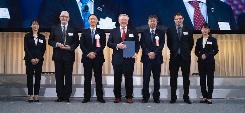 david-withers-managing-director-of-iseki-receiving-the-award-from-iseki-japan-presented-by-the-president-of-iseki-mr-tomiyasu-and-general-manager-for-internatio-67a9ad652ae7c 2